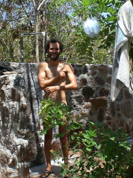 Ivan duchandose en la finca ecologica el Zopilote
