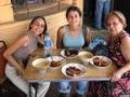 Nuria, Rocio  y Rinita comiendo chilates