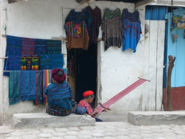 Mujeres tejiendo en San Juan