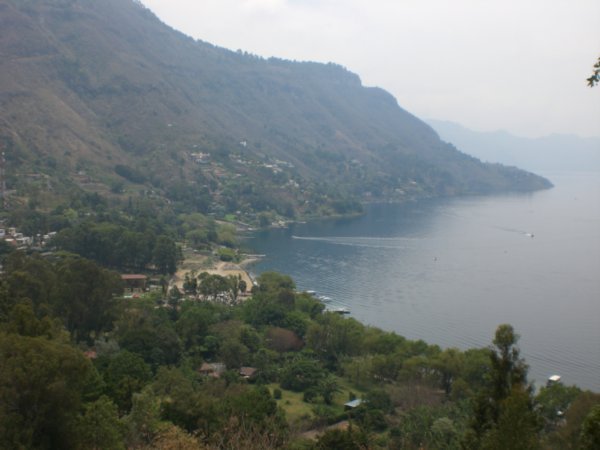 Vista del peublo santa Catarina con el lago atitlan