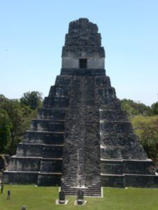 Templo I o del Jaguar en la plaza central de Tikal