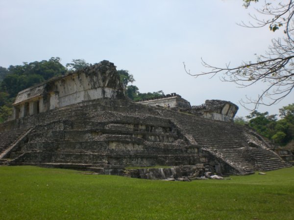 Vista frontal del palacio de Palenque