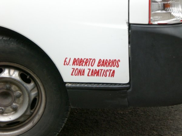 Parte lateral delantera de la camioneta que nos llevo al caracol zapatista de Roberto Barrios