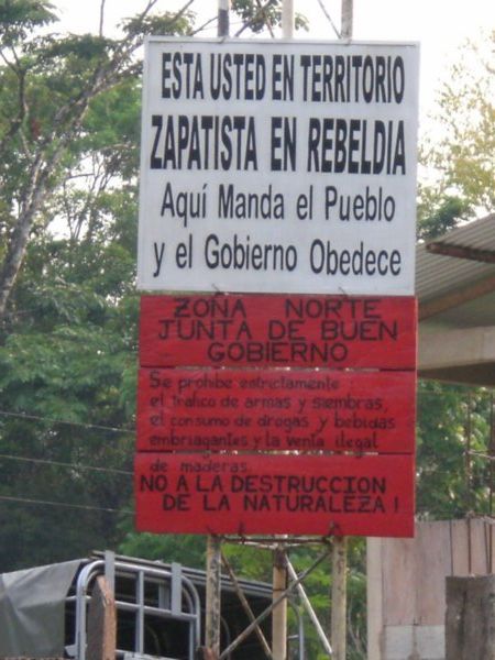 Cartel de entrada la caracol zapatista de Roberto Barrios