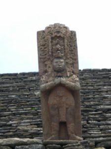 Estela o ecultura Maya en honaor a uno de los gobernantes de Tonina