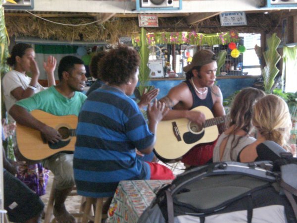 fijiano tocando la guitarra