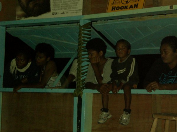fijianos viendo el espectaculo del hostal