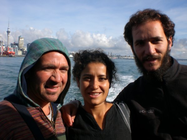 Aimar, Ro e Ivan en el ferry desde Auckland a Davenport, al otro lado de Auckland