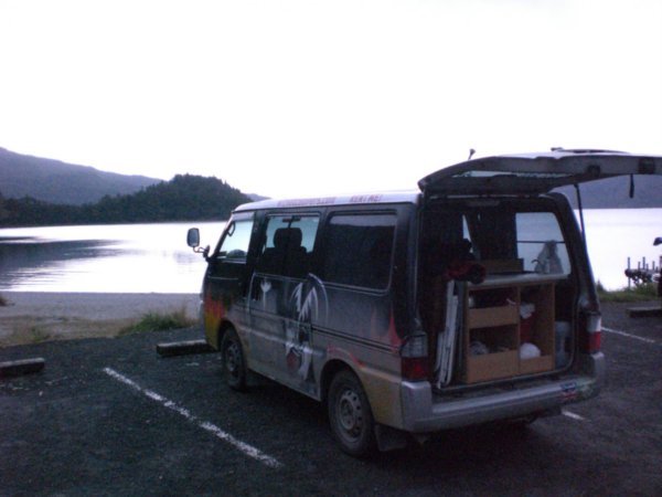 Nuestra furgo en el lago de Rotorua