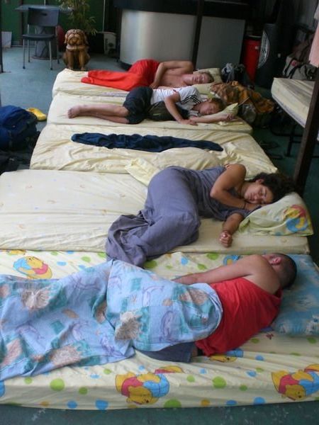 Rocio y Aimar durmiendo en colchones en el suelo en el hostal de Singapur