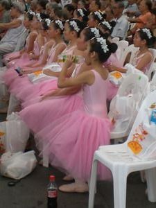 Ninas esperando para participar en un festival en el barrio chino