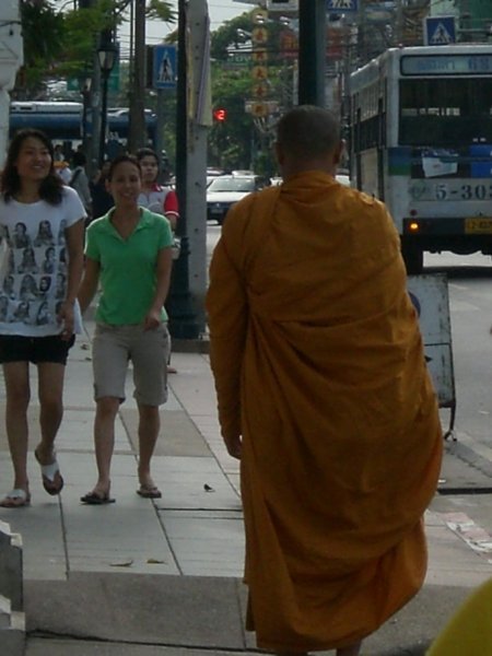 Monje budhista en las calles de Bangkok