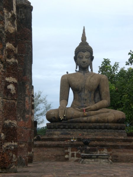 Imagen de un budha en posicion sentada en Sukkothai