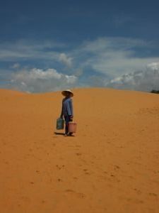 Mujer Vietnamita en las dunas rojas de Mui Nue