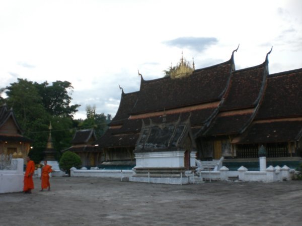 Budistas en uno de los templos de Luan Prabang