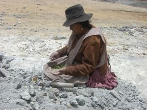 Viuda boliviana trabajando fuera de la mina de Potosi. Cerro rico.