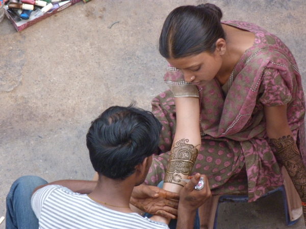 Mujer India tatuandose con hena