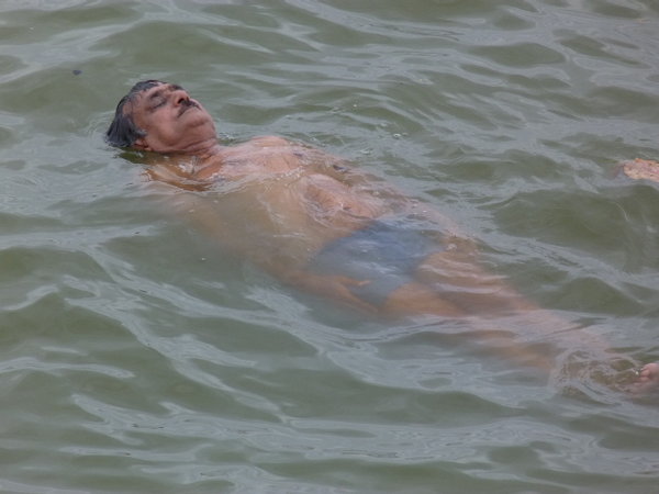 Banho purificador en el Ganges