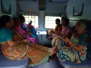 Mujeres cantando en el tren