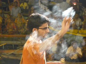 Ceremonia religiosa en el Ganges