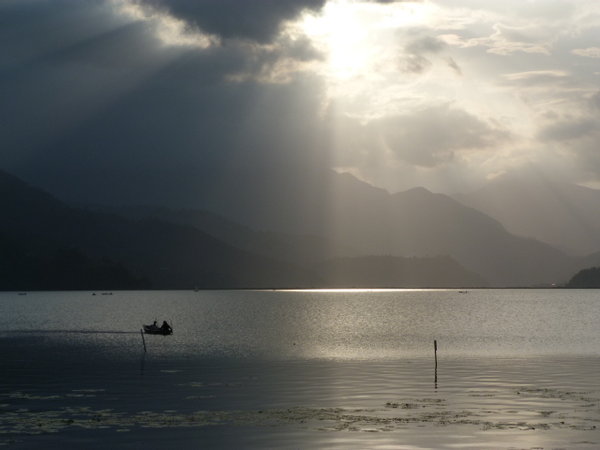 Amanecer en el lago Tewal