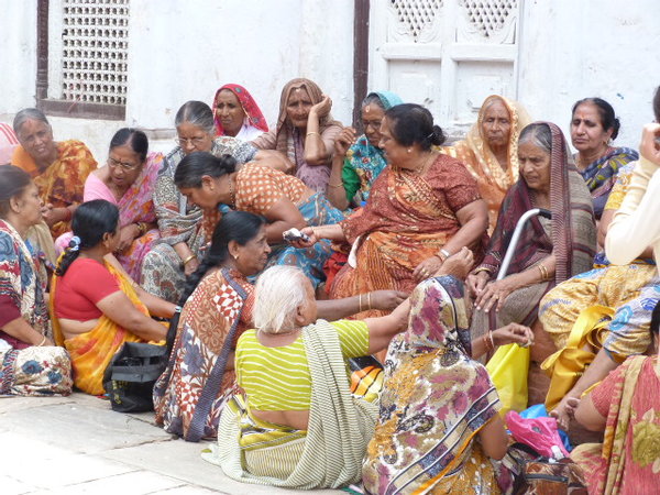 Mujeres nepalis reunidas en la plaza