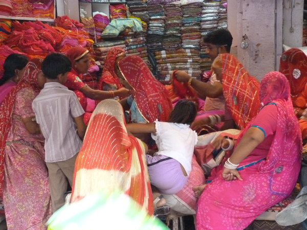 Mujeres comprando saris
