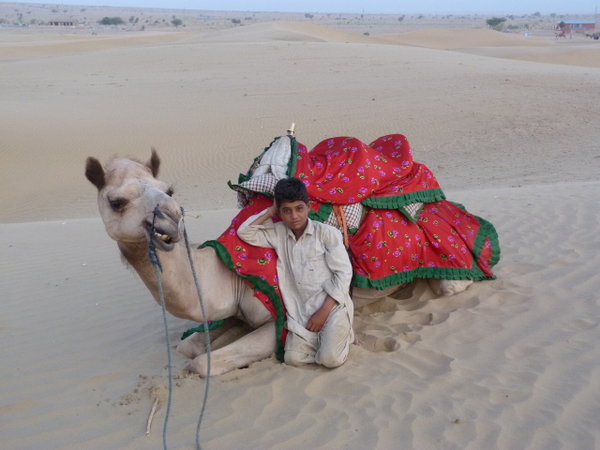 Ninho camellero con el camello con el que hicismos el safari por el desierto