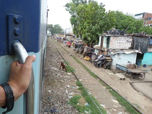 Chabolas llegando a Delhi vistas desde el tren