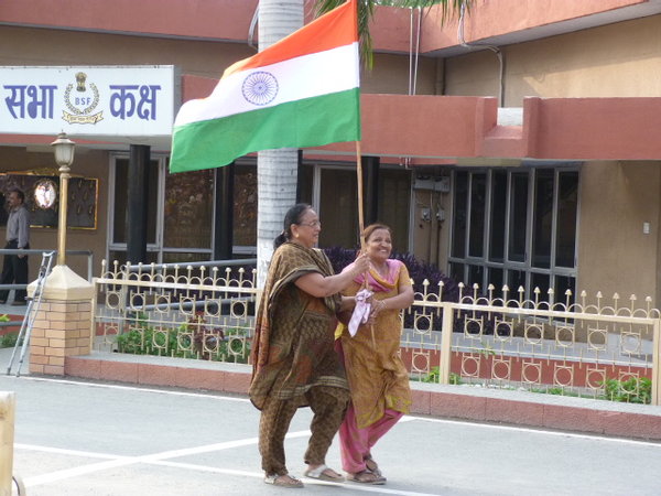 Mujeres Indias alzando su bandera orgullosas