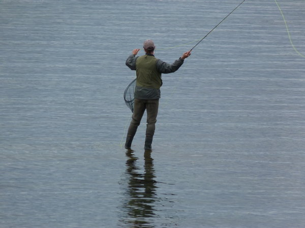 Pescador en el lago de Pingevellier