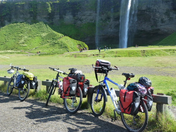 Nuestras bicis con la cascada de Sejalandfoss de fondo