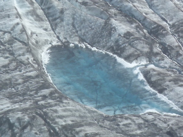Laguna en medio del glaciar