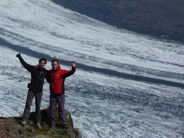David e Ivan con el glaciar de fondo