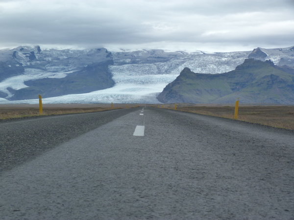 Carretera con lengua glaciar al fondo