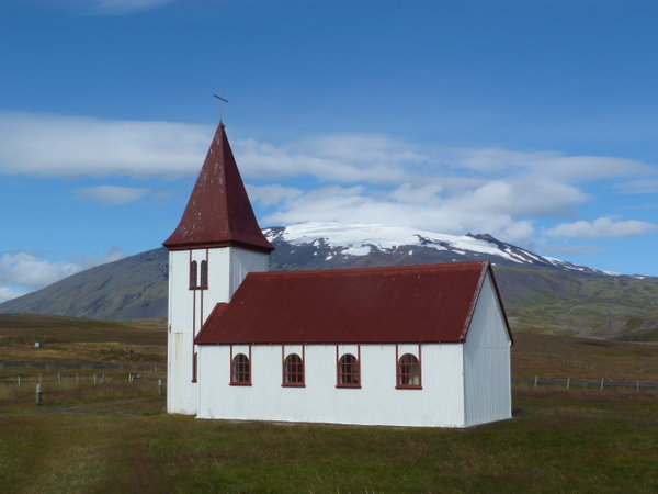 Tipica iglesia Islandesa con el galciar de fondo