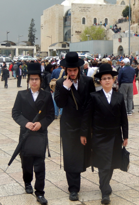 Israeli citizens in 'uniform' ...