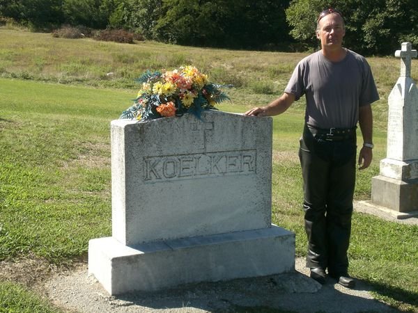 Tom by the Koelker grave at Carlyle