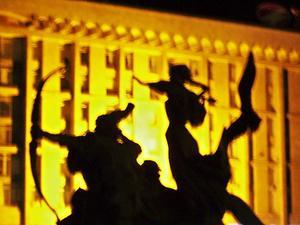 Silhouette of hunter statues at 4am, Maidan Nezalezhnosti.