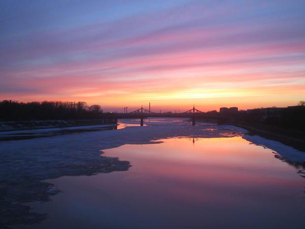 Sunset over the thawing Volga.