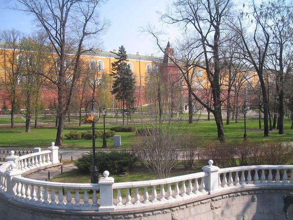 Aleksandrovskii gardens and the Moscow Kremlin.