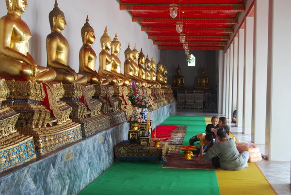 prayer in front of Buddhas