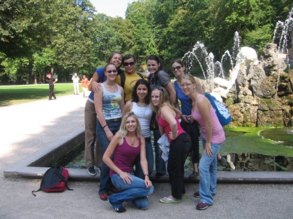 Group photo in front of a fountain