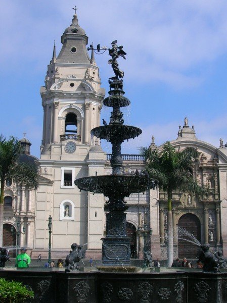 Iglesia en la Plaza de Armas