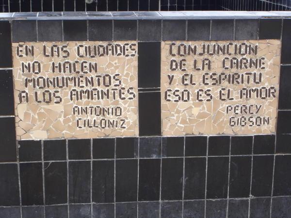 plaques under the sculpture in Parque de Amor