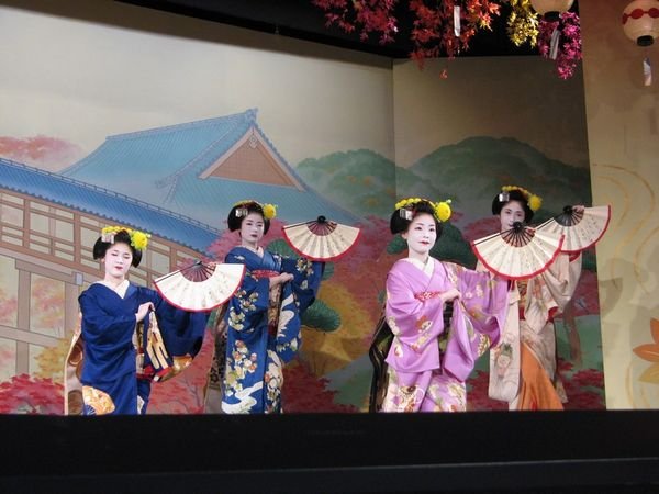 Geisha dancers