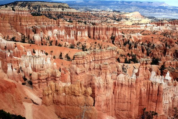 Hoodoos in red and white