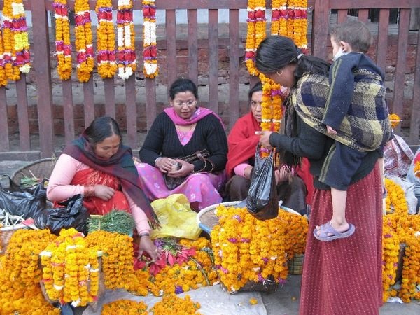 Blumenverkaeufer vor dem Tempel