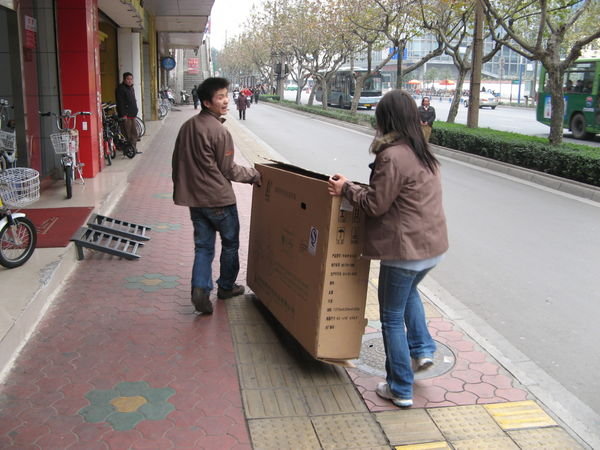 Radl in Kiste auf dem Weg zur China Post