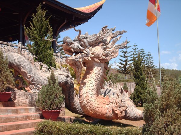 Around Dalat - Funny dragon in front of the pagoda